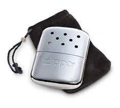 ​​​​​​​Zippo Håndvarmer med brændetid på 12 timer - kommer med påfyldningskop til lightervæske samt sort varmepose